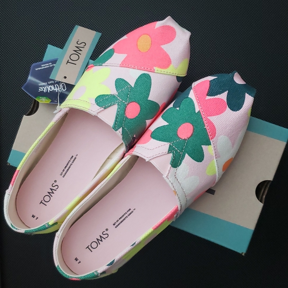 Brand new with box and tags floral Toms!
